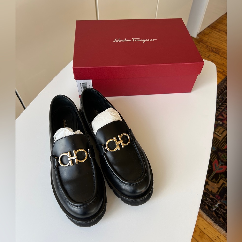 Salvatore Ferragamo Rolo Lug Leather Loafer
Size 8 silver hardware platform